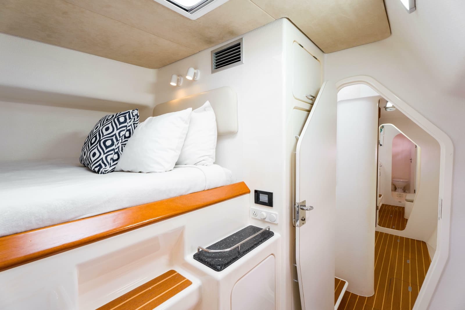 2011 Voyage Yachts 520 - Photo 34