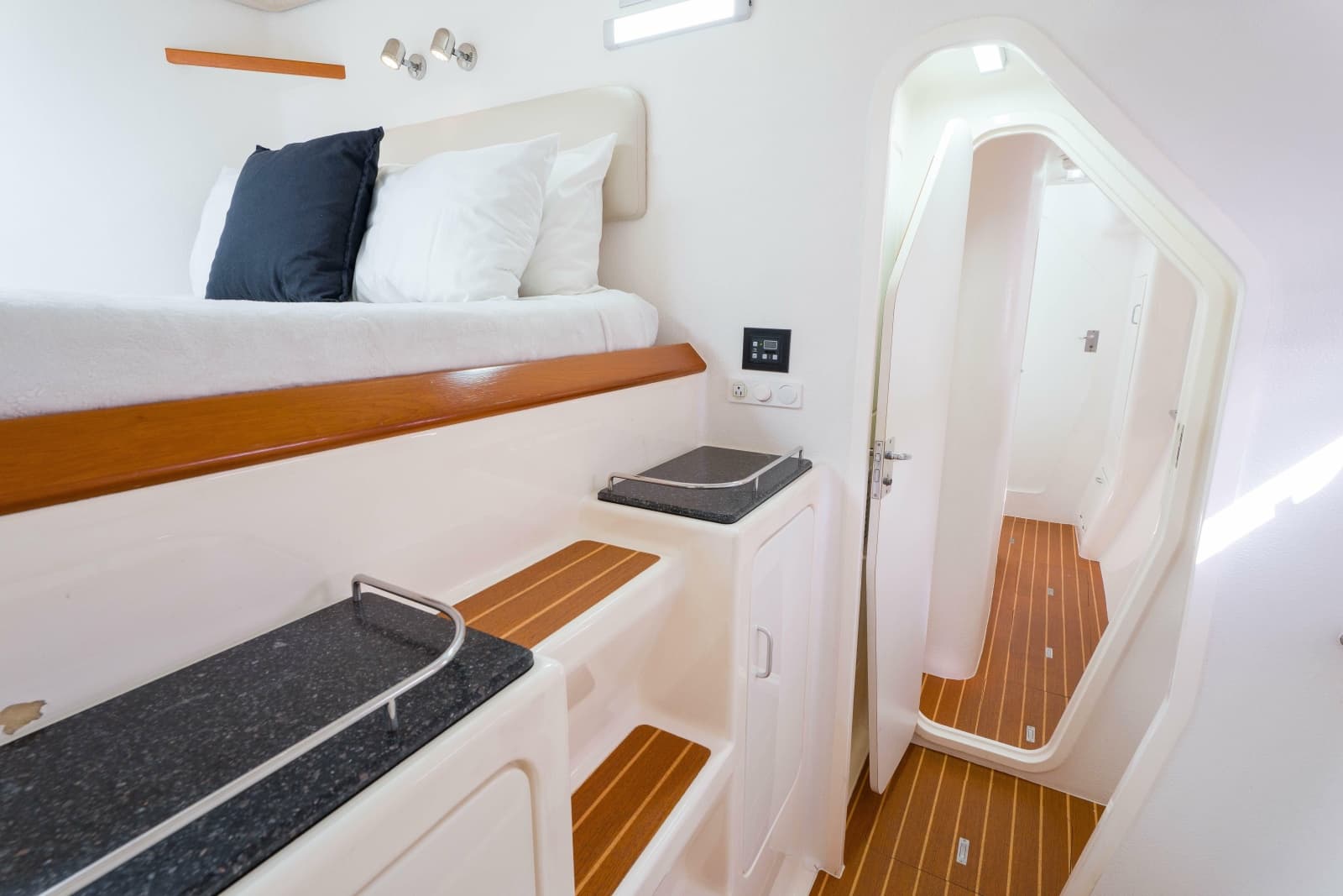 2011 Voyage Yachts 520 - Photo 36