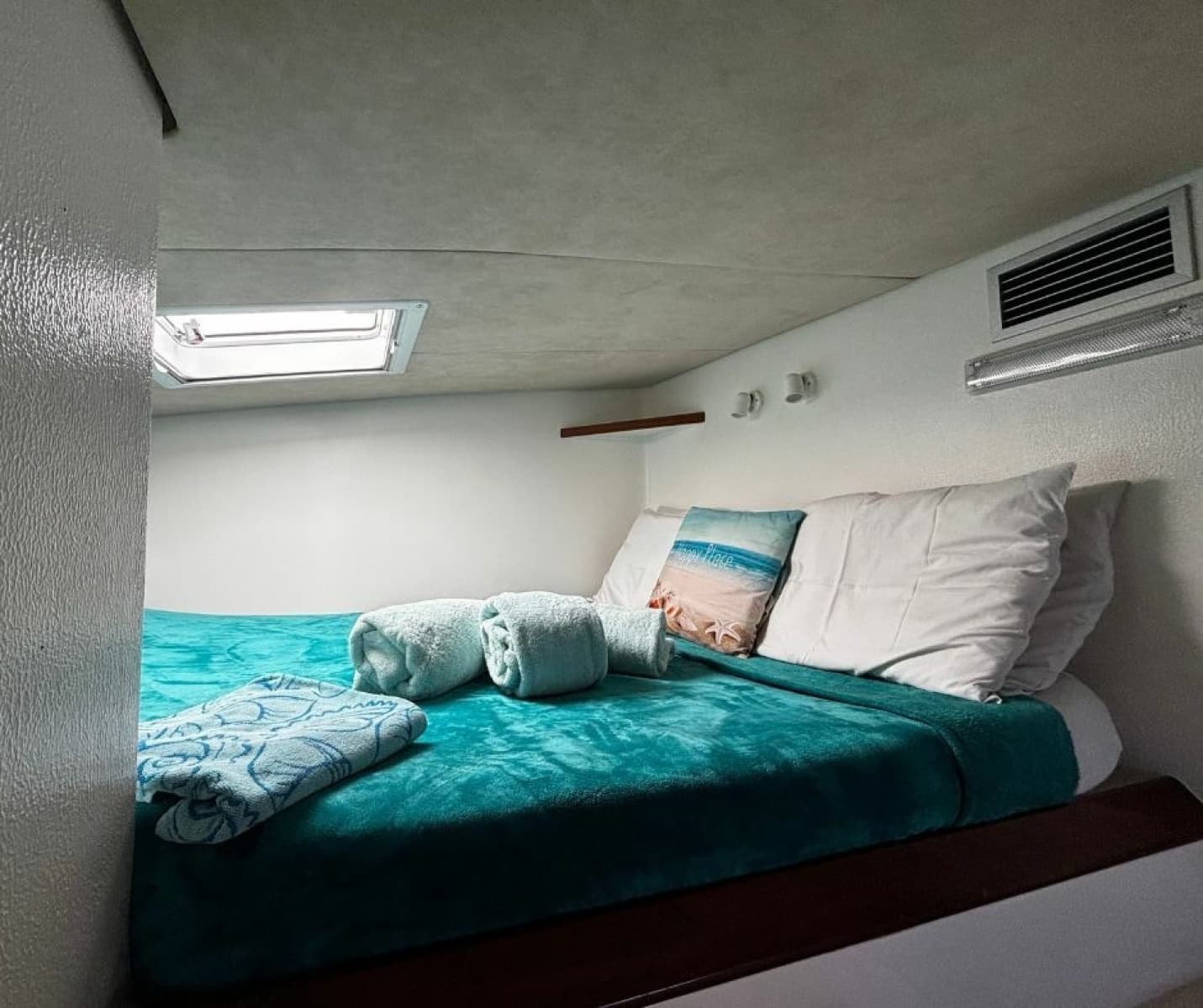2015 Voyage Yachts 520 - Photo 19