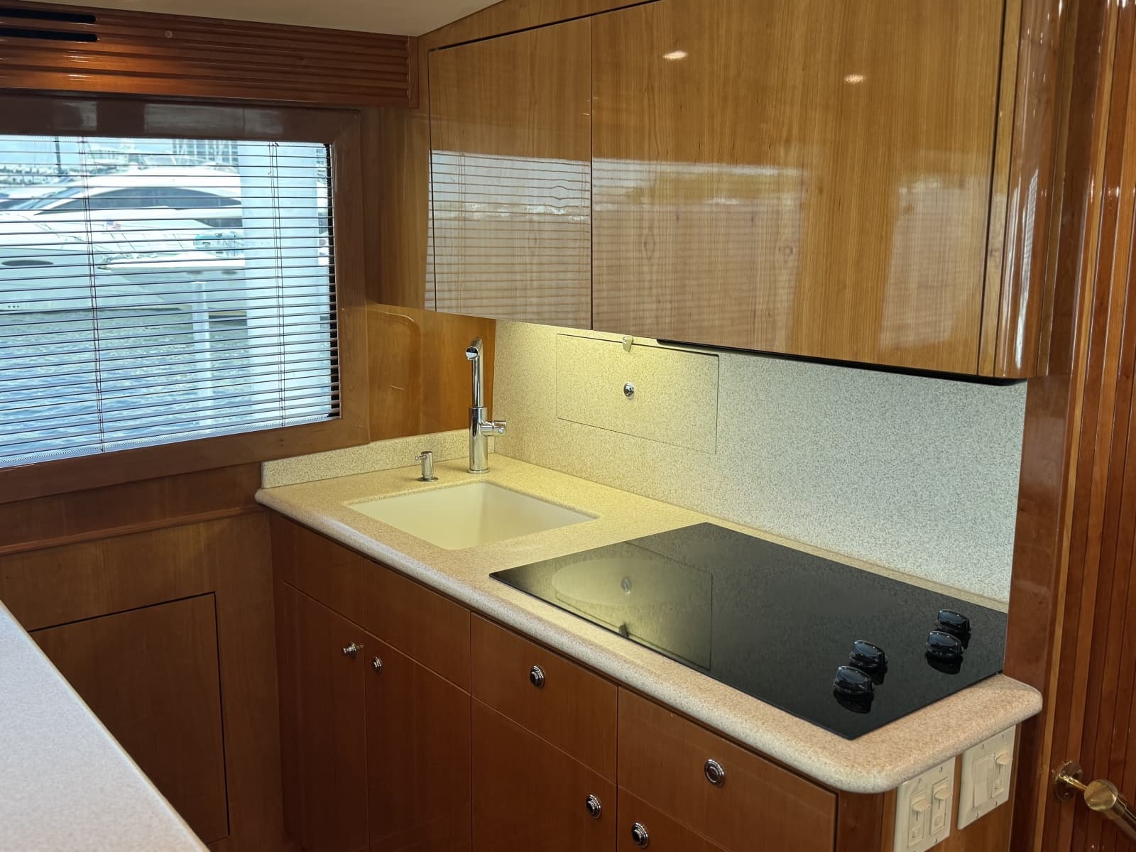 2004 Hatteras  - Photo 23