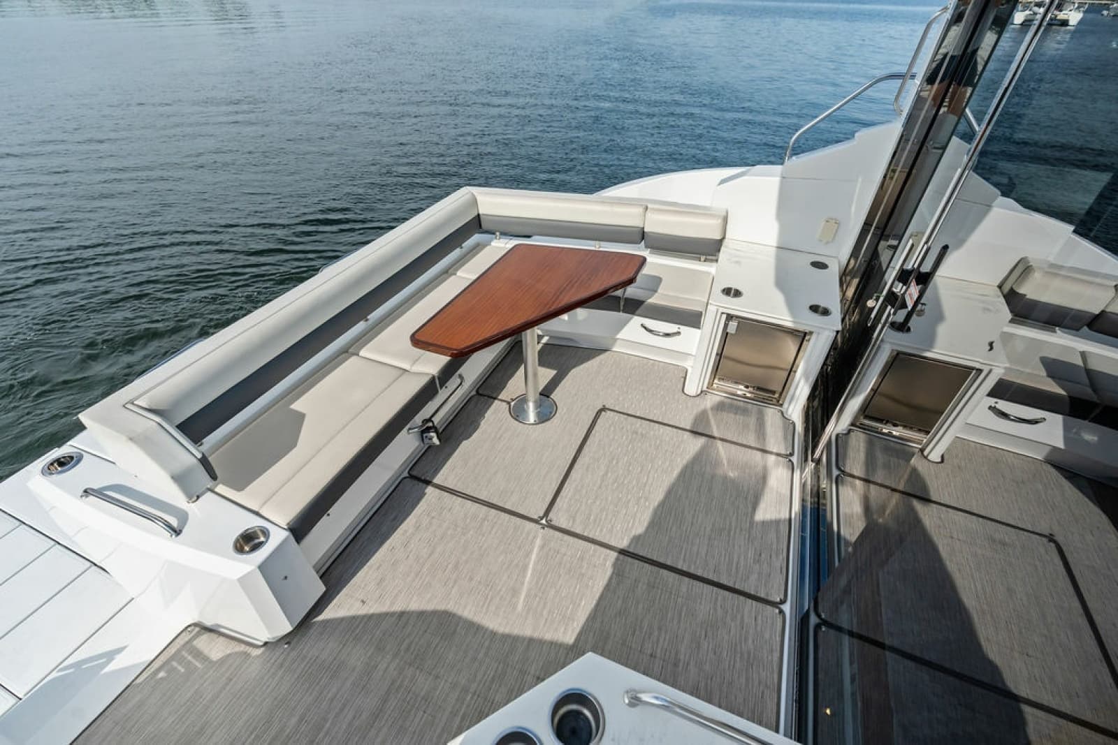 2022 Cruisers Yachts 46 CANTIUS - Photo 18