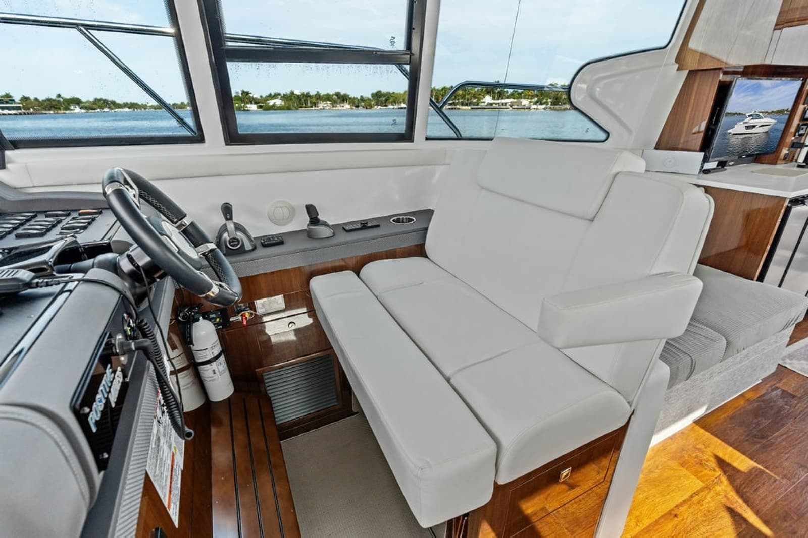 2022 Cruisers Yachts 46 CANTIUS - Photo 31
