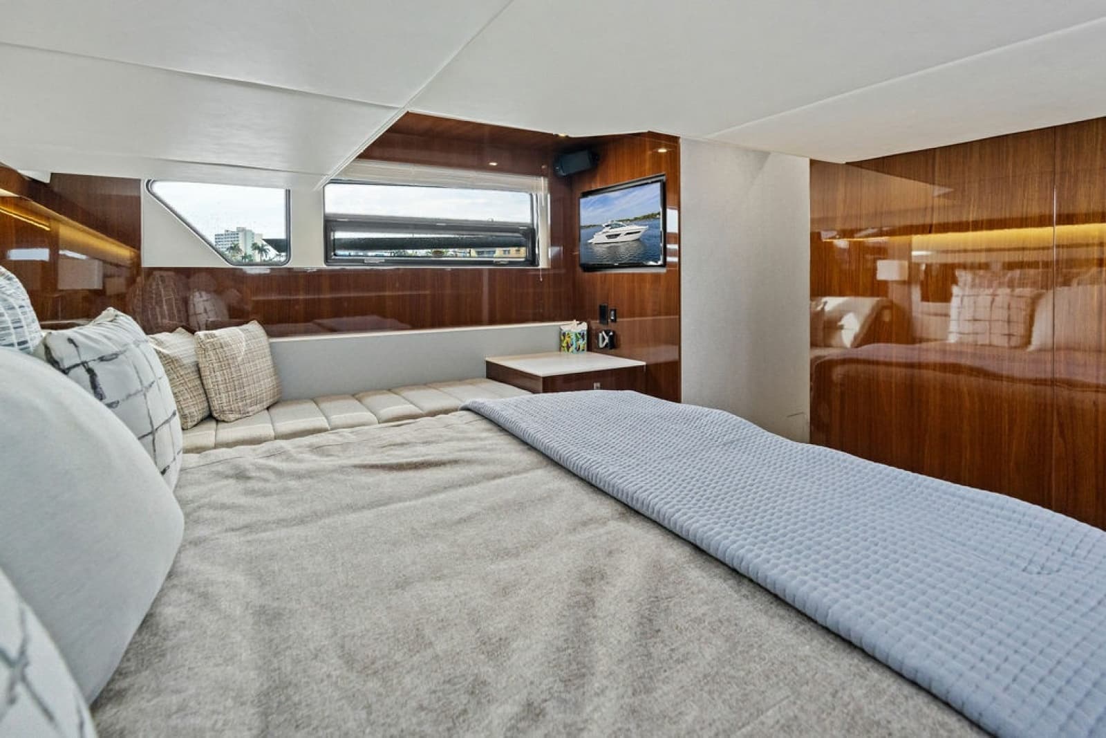 2022 Cruisers Yachts 46 CANTIUS - Photo 45