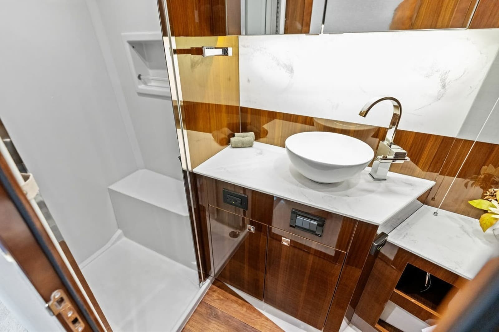 2022 Cruisers Yachts 46 CANTIUS - Photo 47