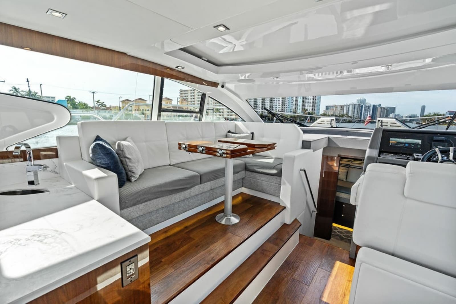 2022 Cruisers Yachts 46 CANTIUS - Photo 23