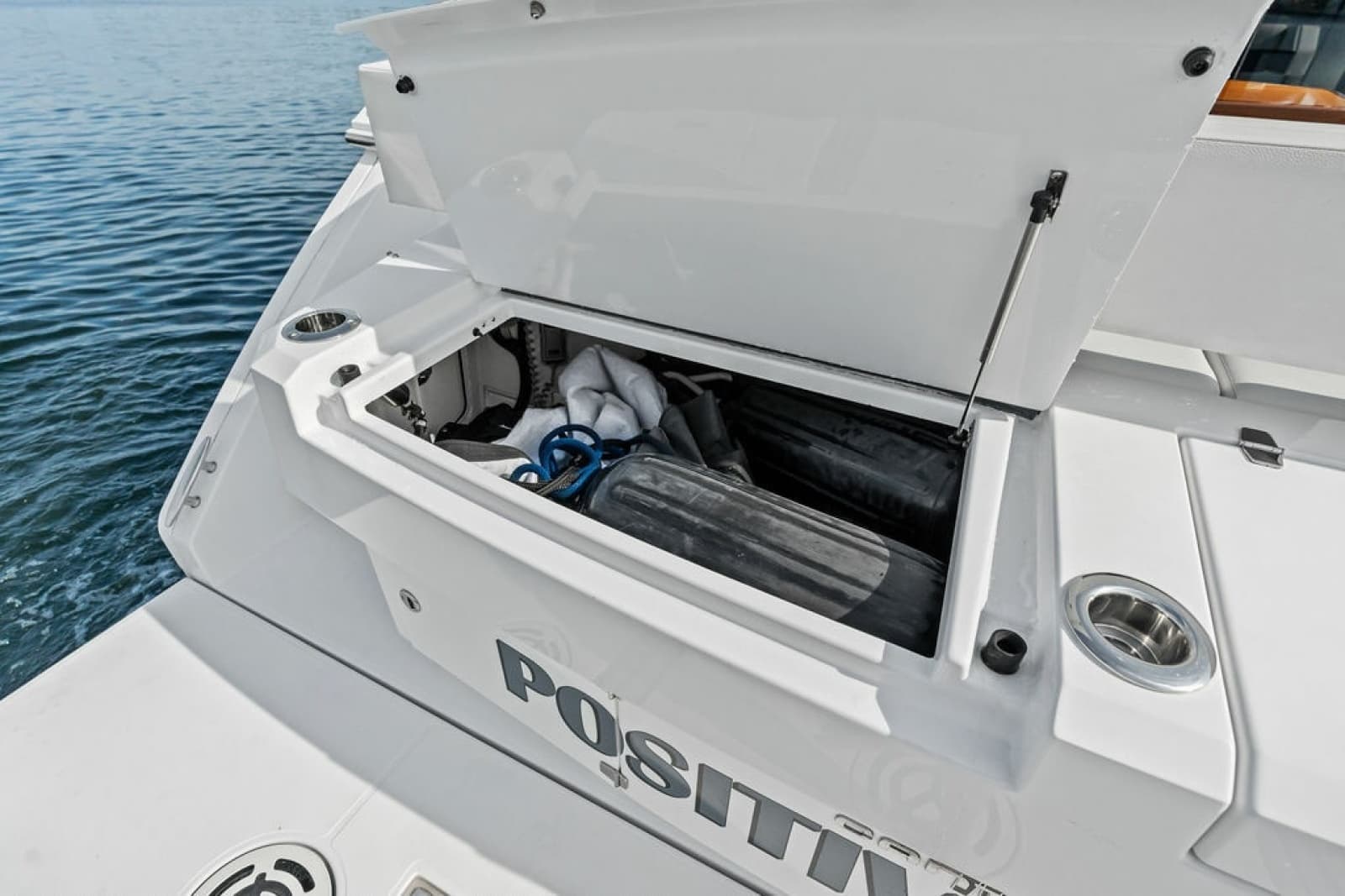 2022 Cruisers Yachts 46 CANTIUS - Photo 17
