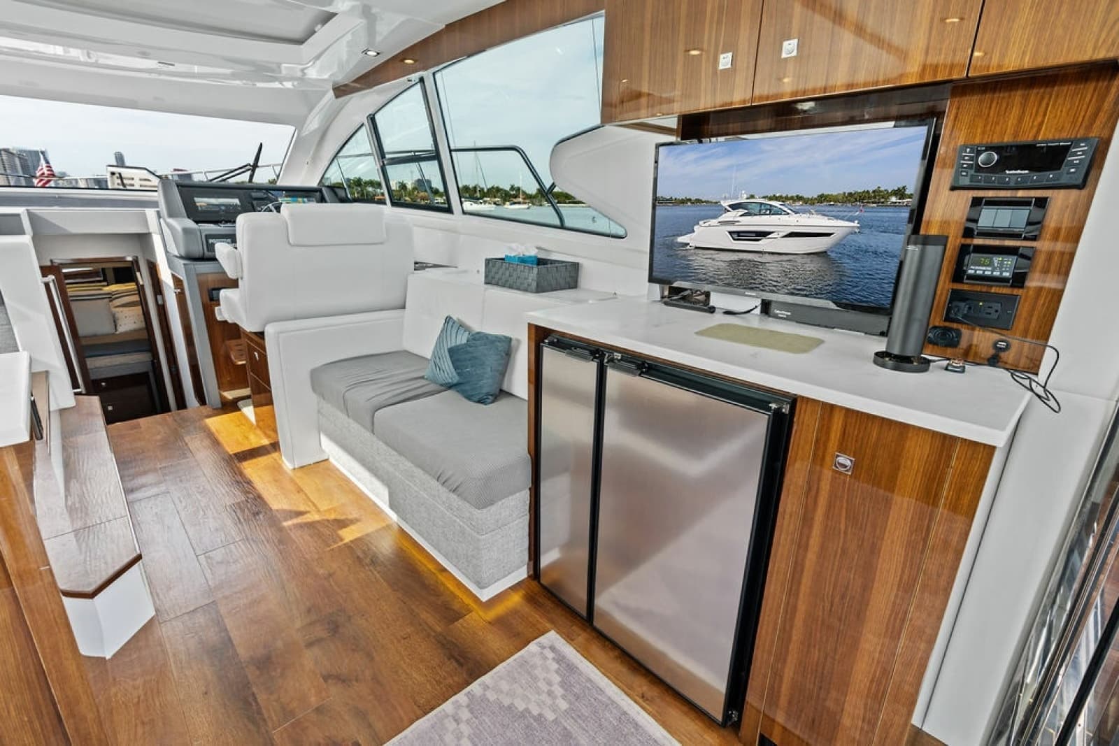 2022 Cruisers Yachts 46 CANTIUS - Photo 25