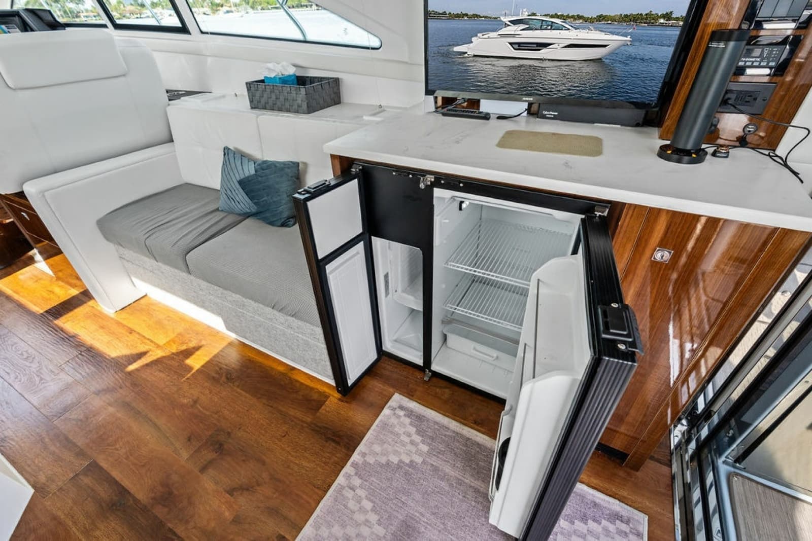 2022 Cruisers Yachts 46 CANTIUS - Photo 27