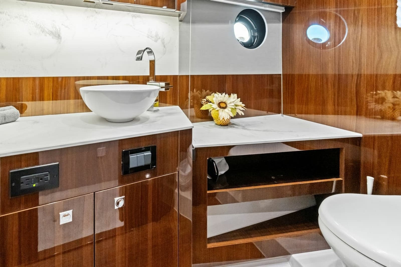 2022 Cruisers Yachts 46 CANTIUS - Photo 41