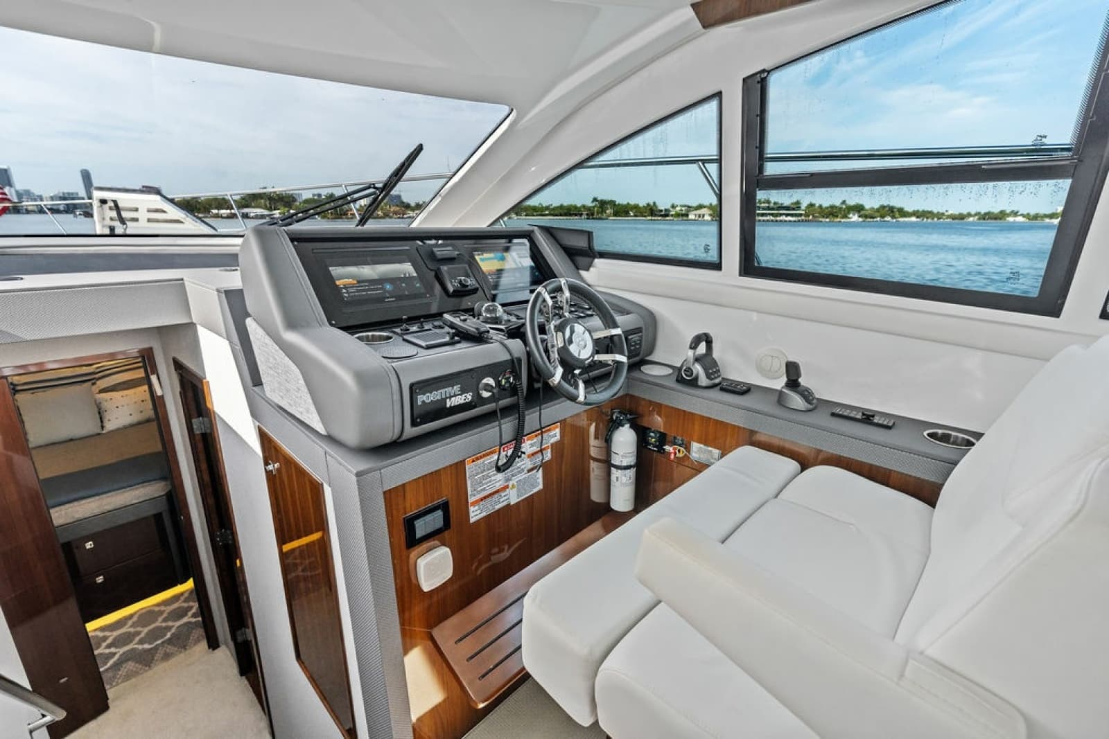 2022 Cruisers Yachts 46 CANTIUS - Photo 32