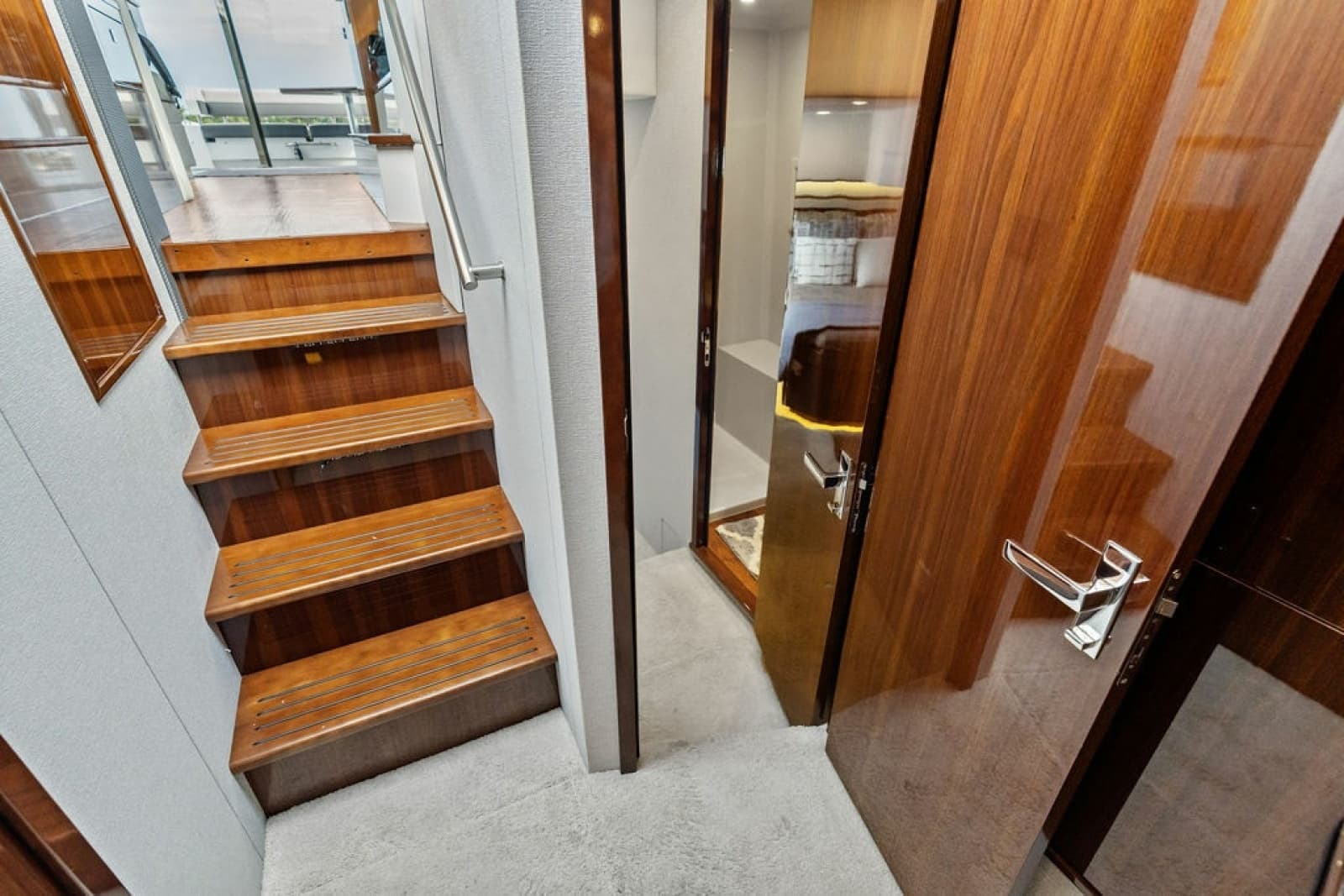 2022 Cruisers Yachts 46 CANTIUS - Photo 36