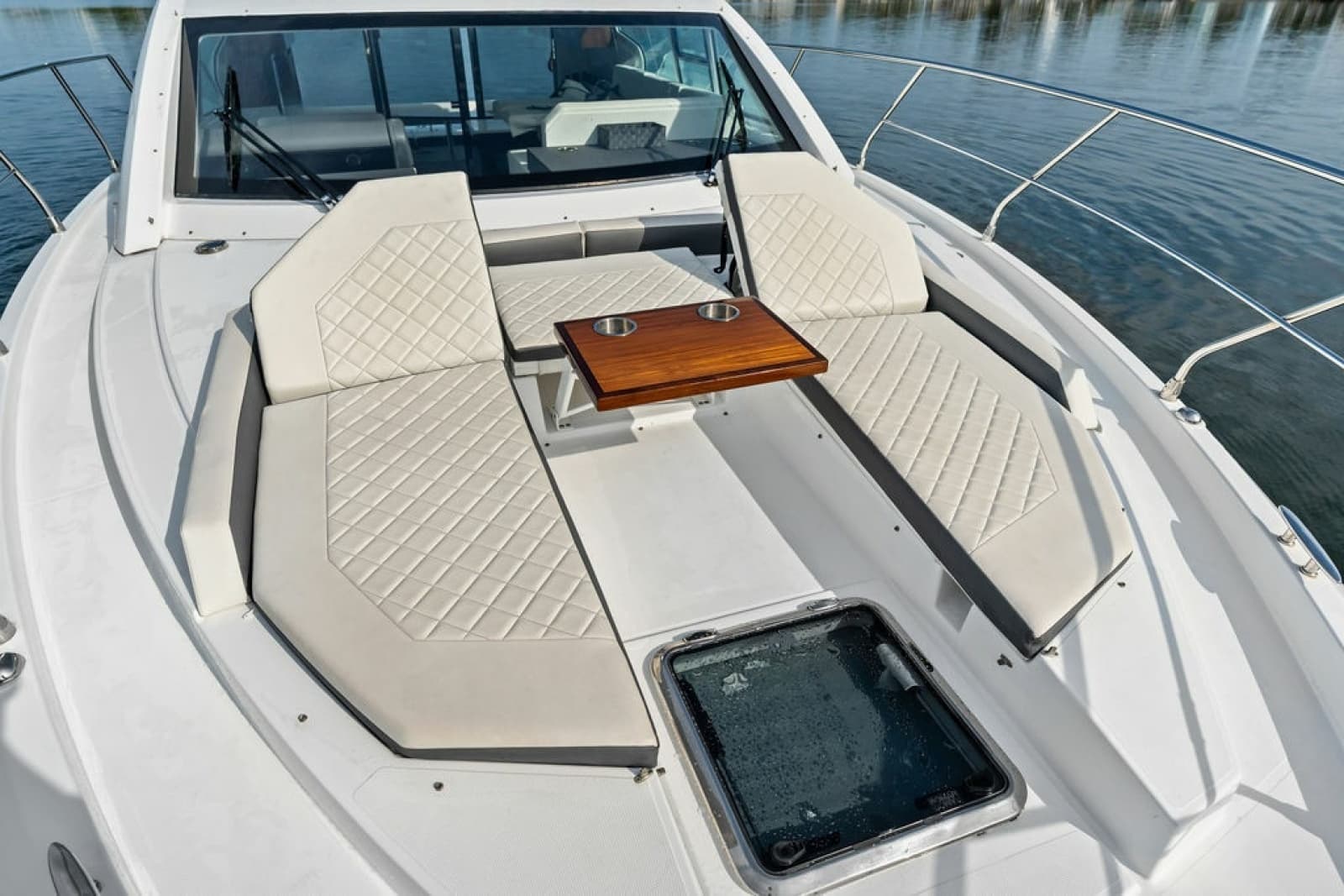 2022 Cruisers Yachts 46 CANTIUS - Photo 10