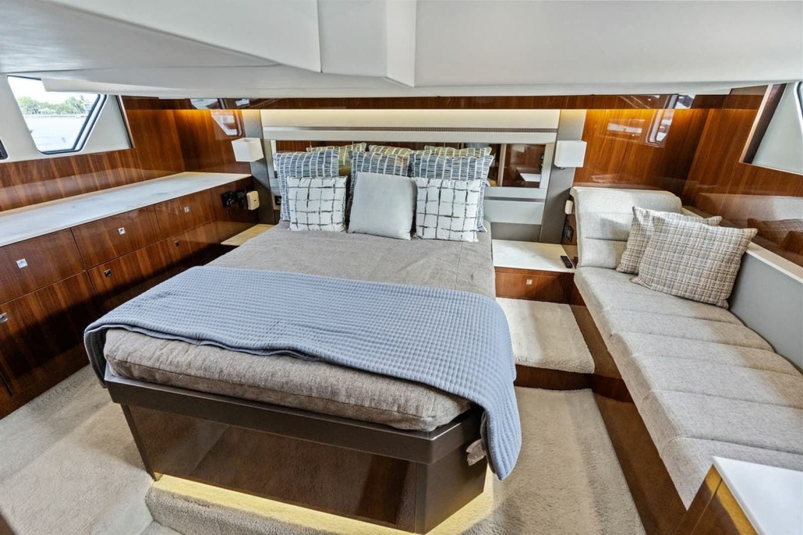 2022 Cruisers Yachts 46 CANTIUS - Photo 43