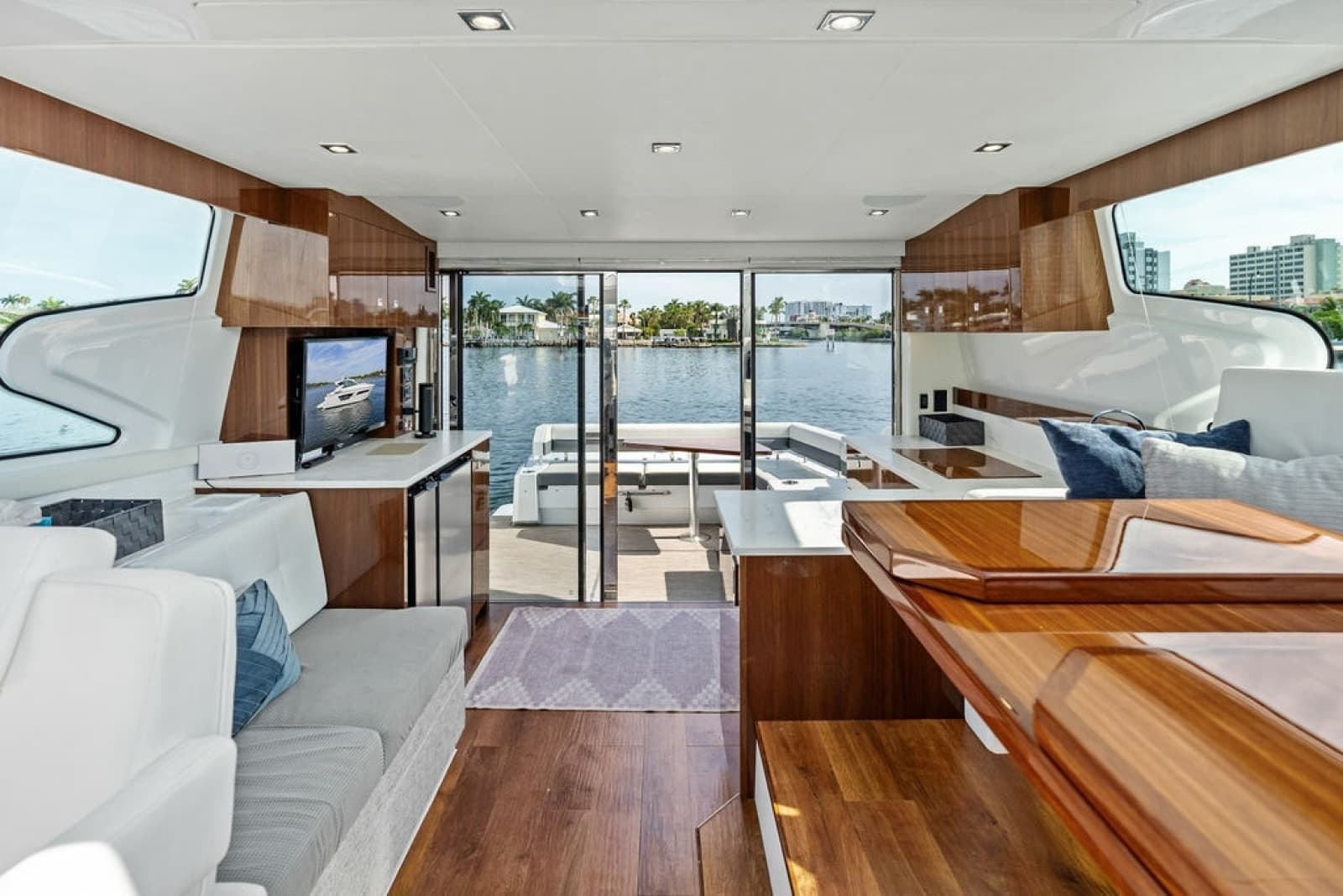 2022 Cruisers Yachts 46 CANTIUS - Photo 28