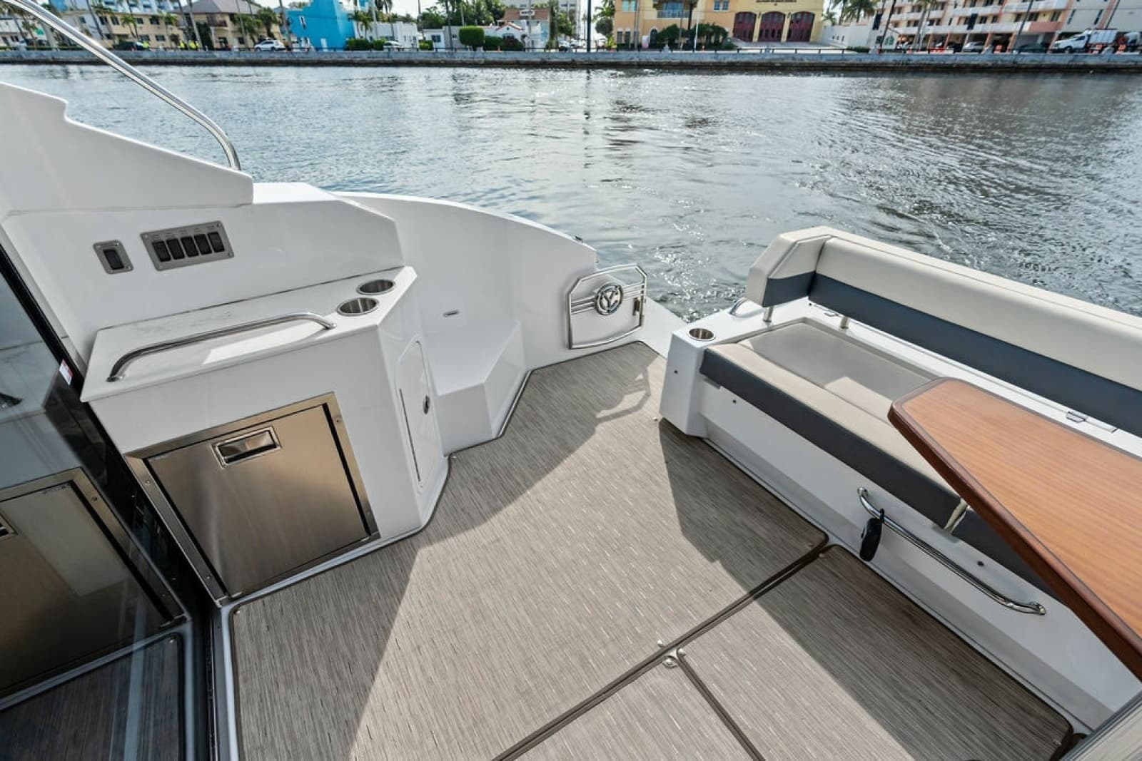 2022 Cruisers Yachts 46 CANTIUS - Photo 13