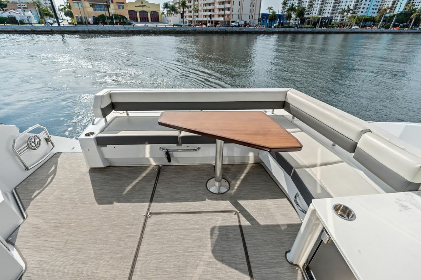 2022 Cruisers Yachts 46 CANTIUS - Photo 14