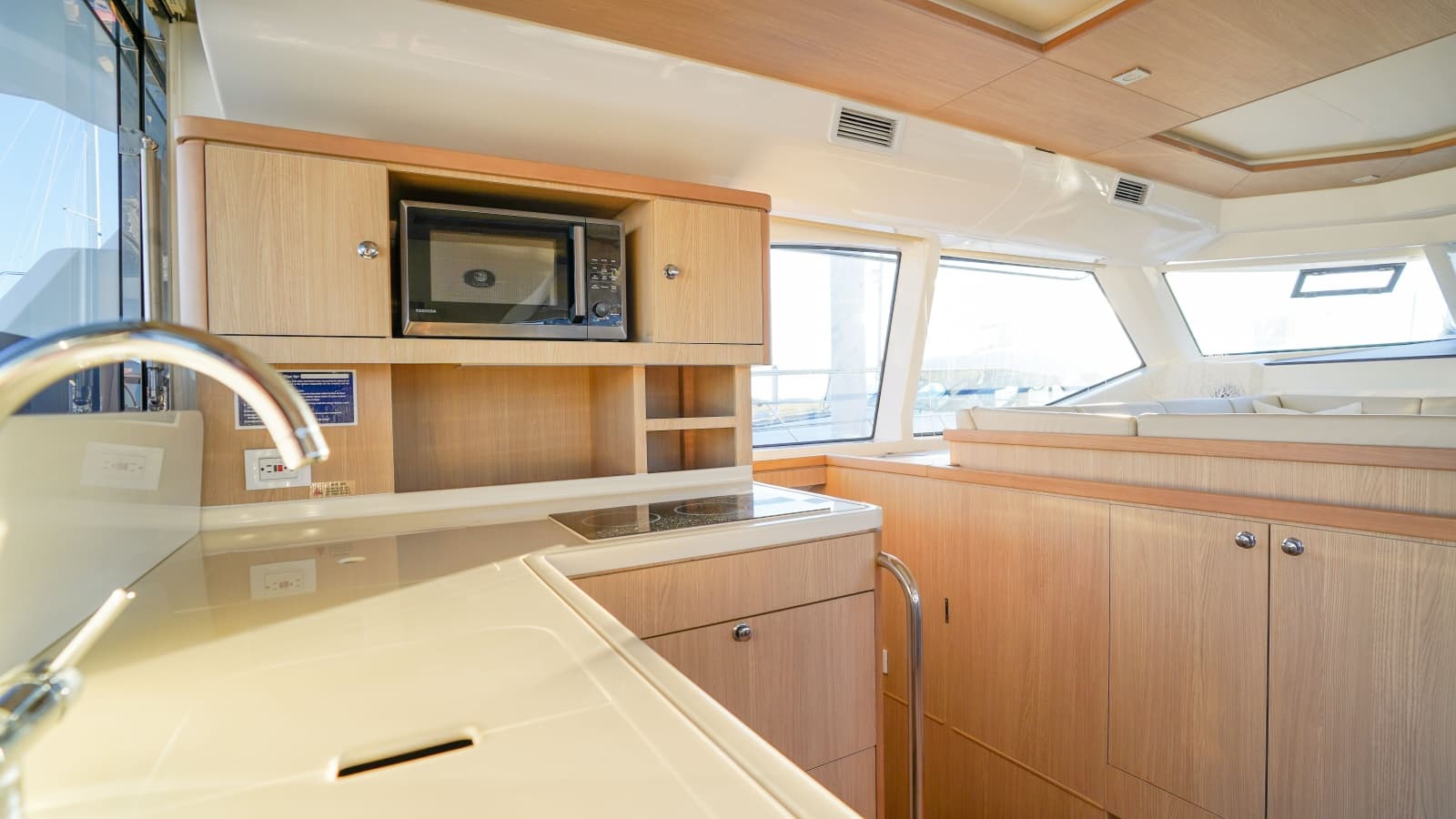 2021 Aquila 44 - Photo 6