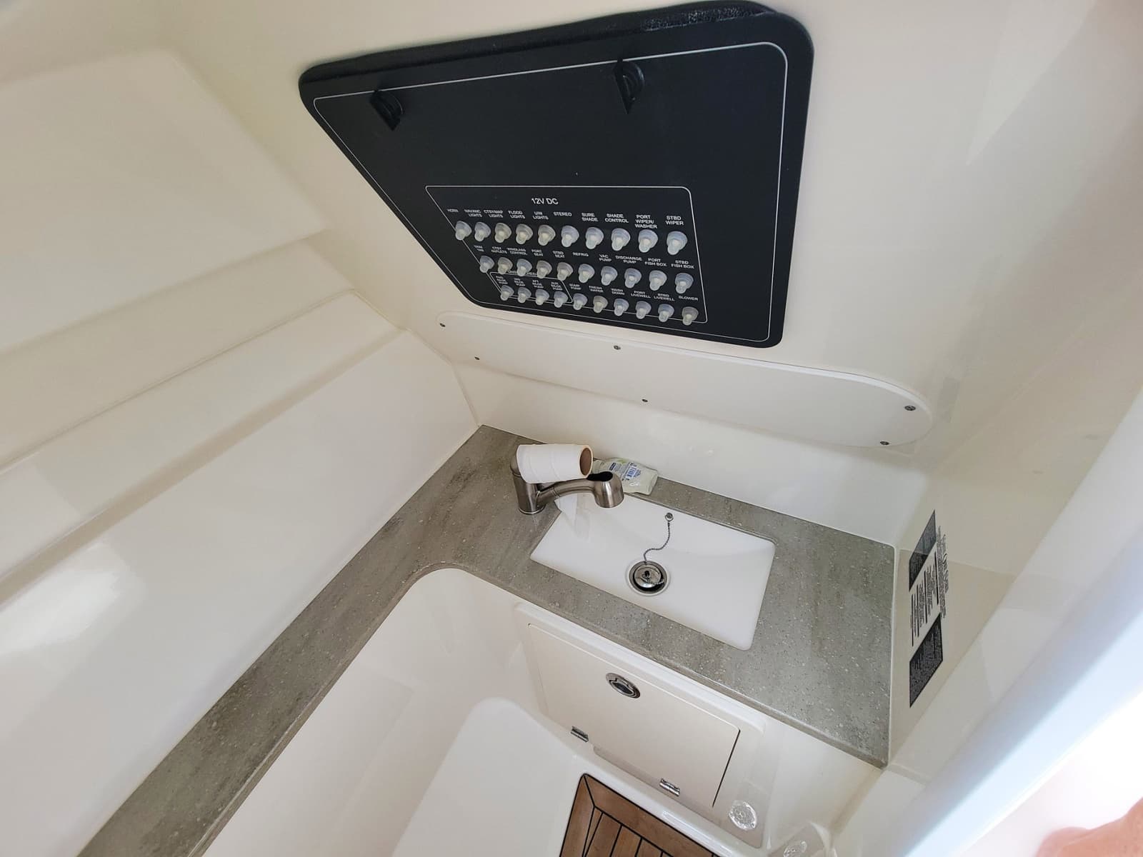 2022 Boston Whaler 320 Vantage - Photo 38