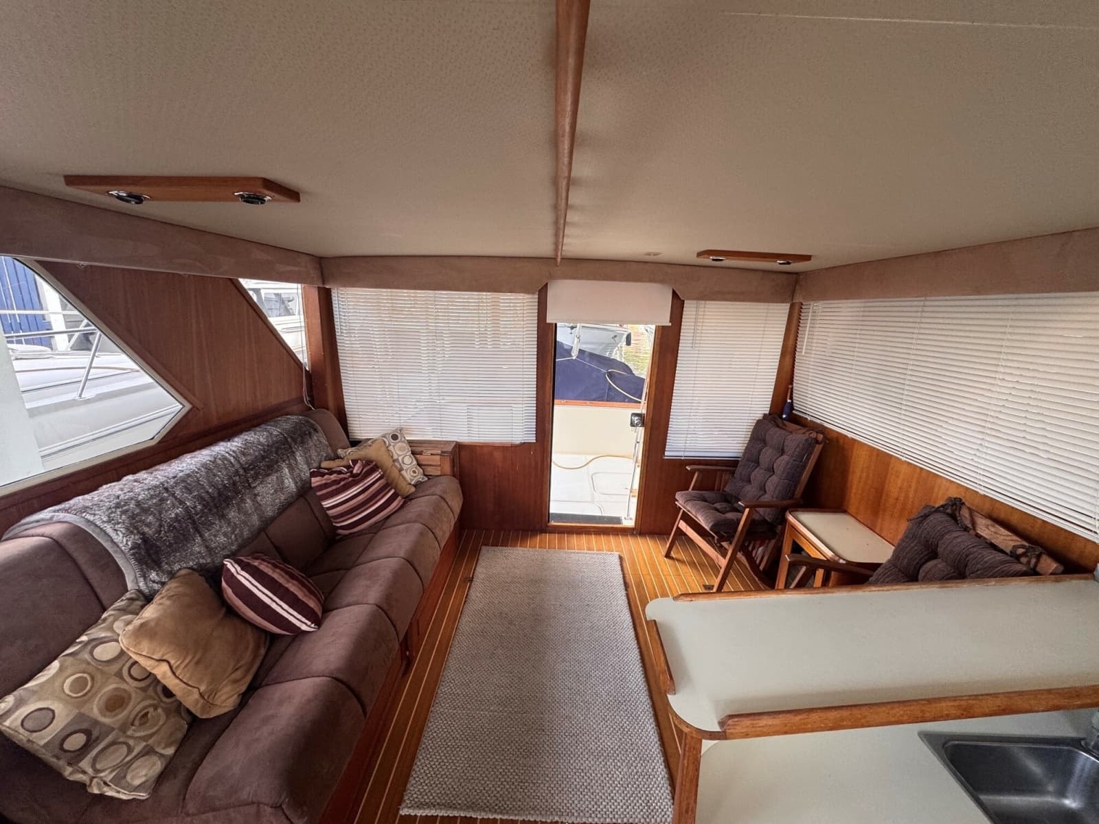 1987 Chris-Craft 44 Sedan - Photo 9