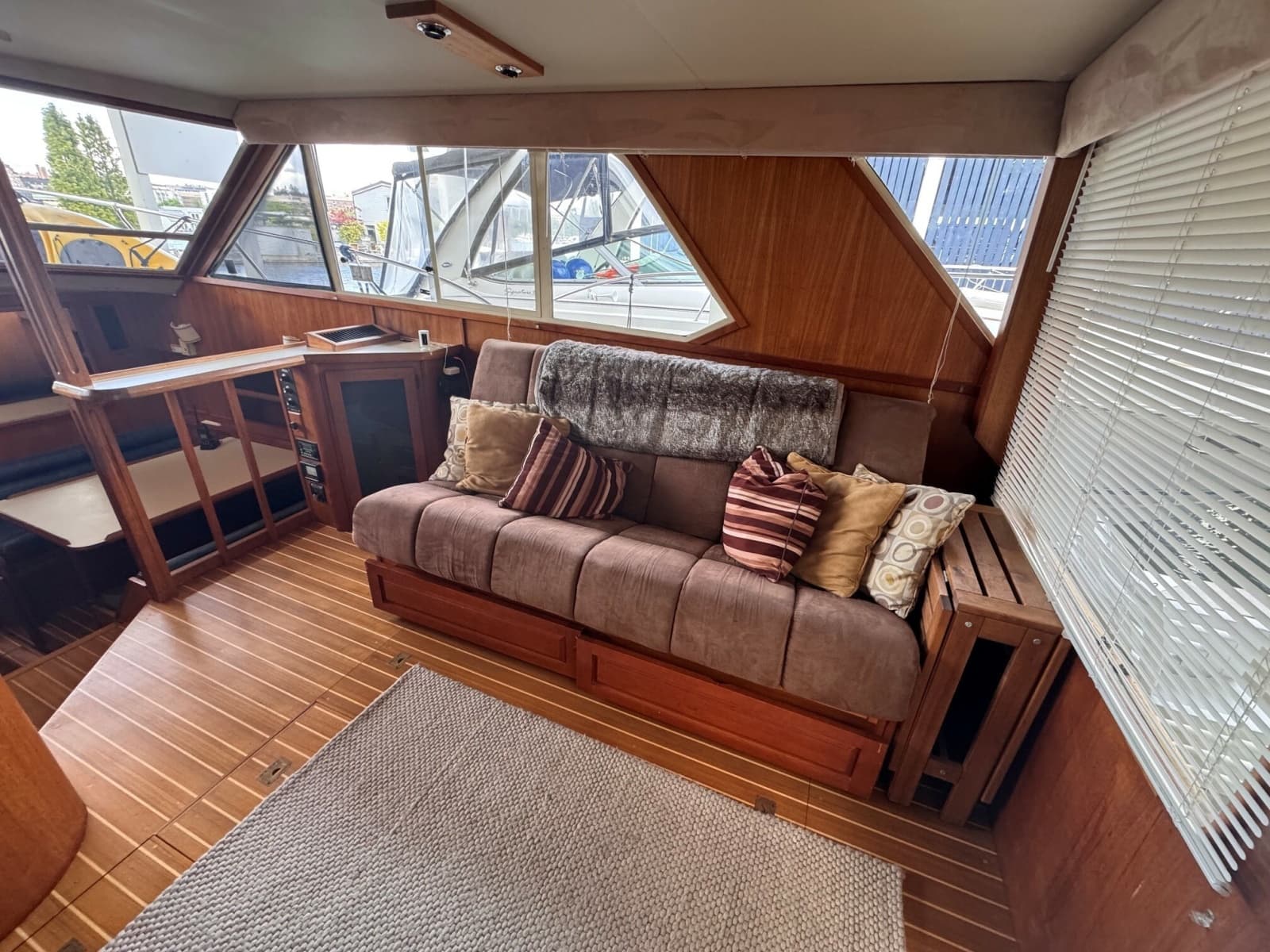 1987 Chris-Craft 44 Sedan - Photo 10