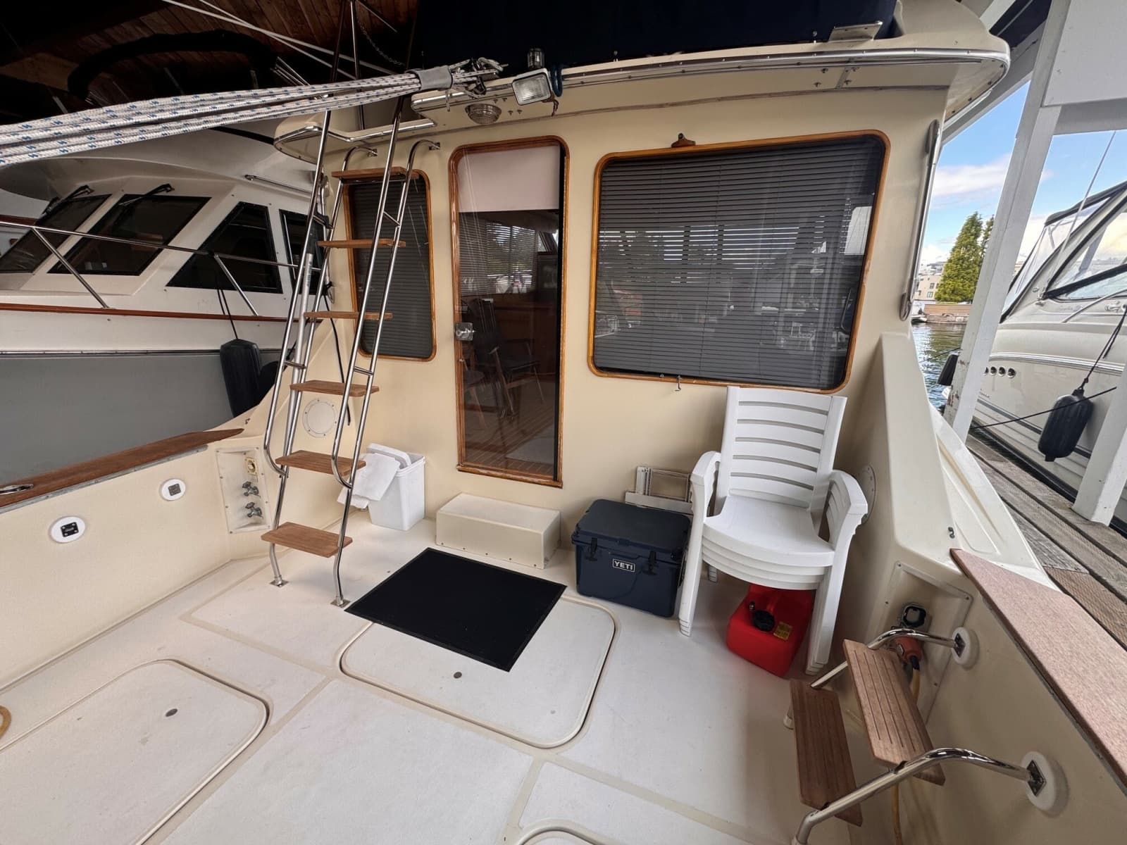 1987 Chris-Craft 44 Sedan - Photo 2