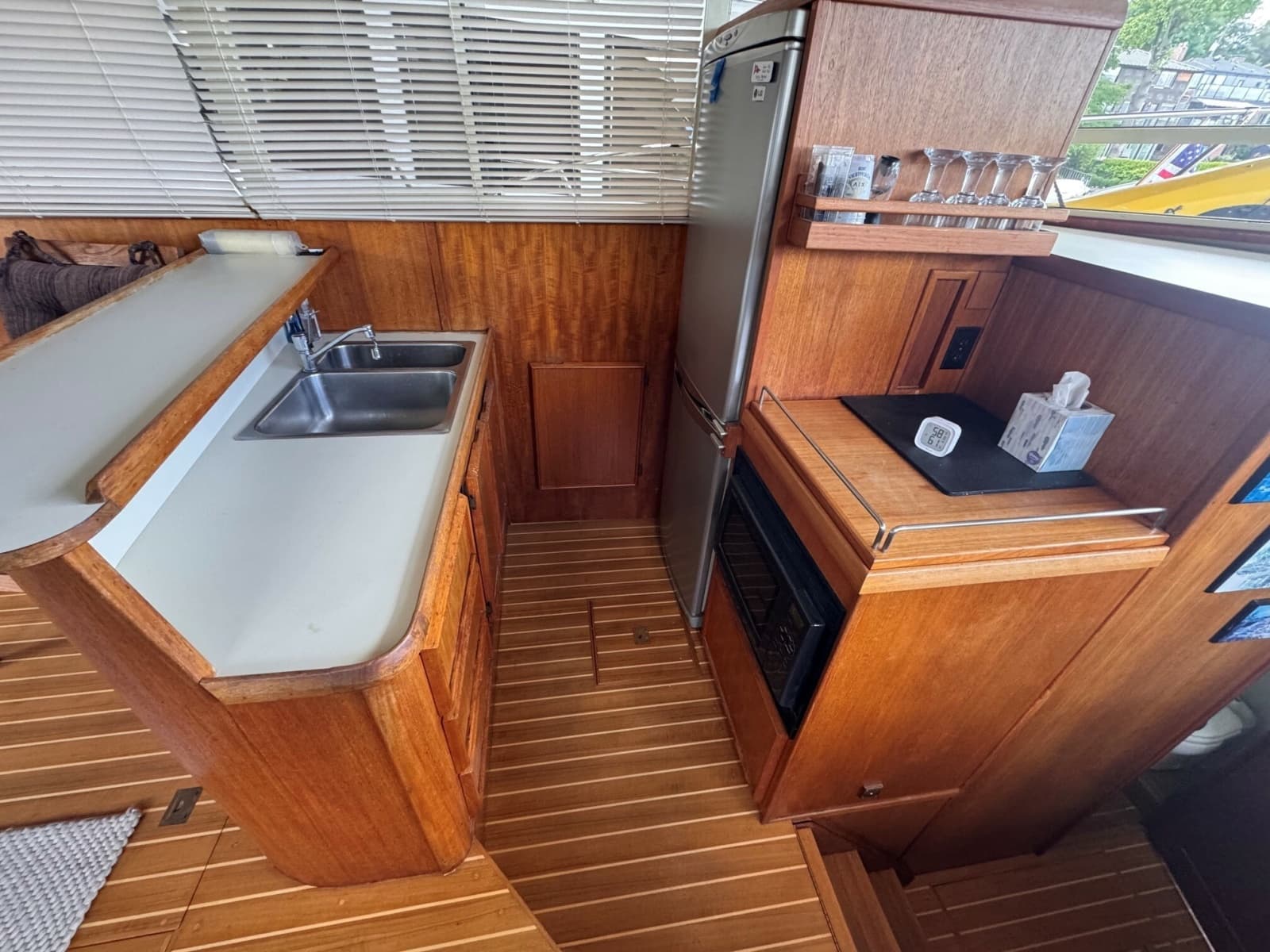 1987 Chris-Craft 44 Sedan - Photo 12