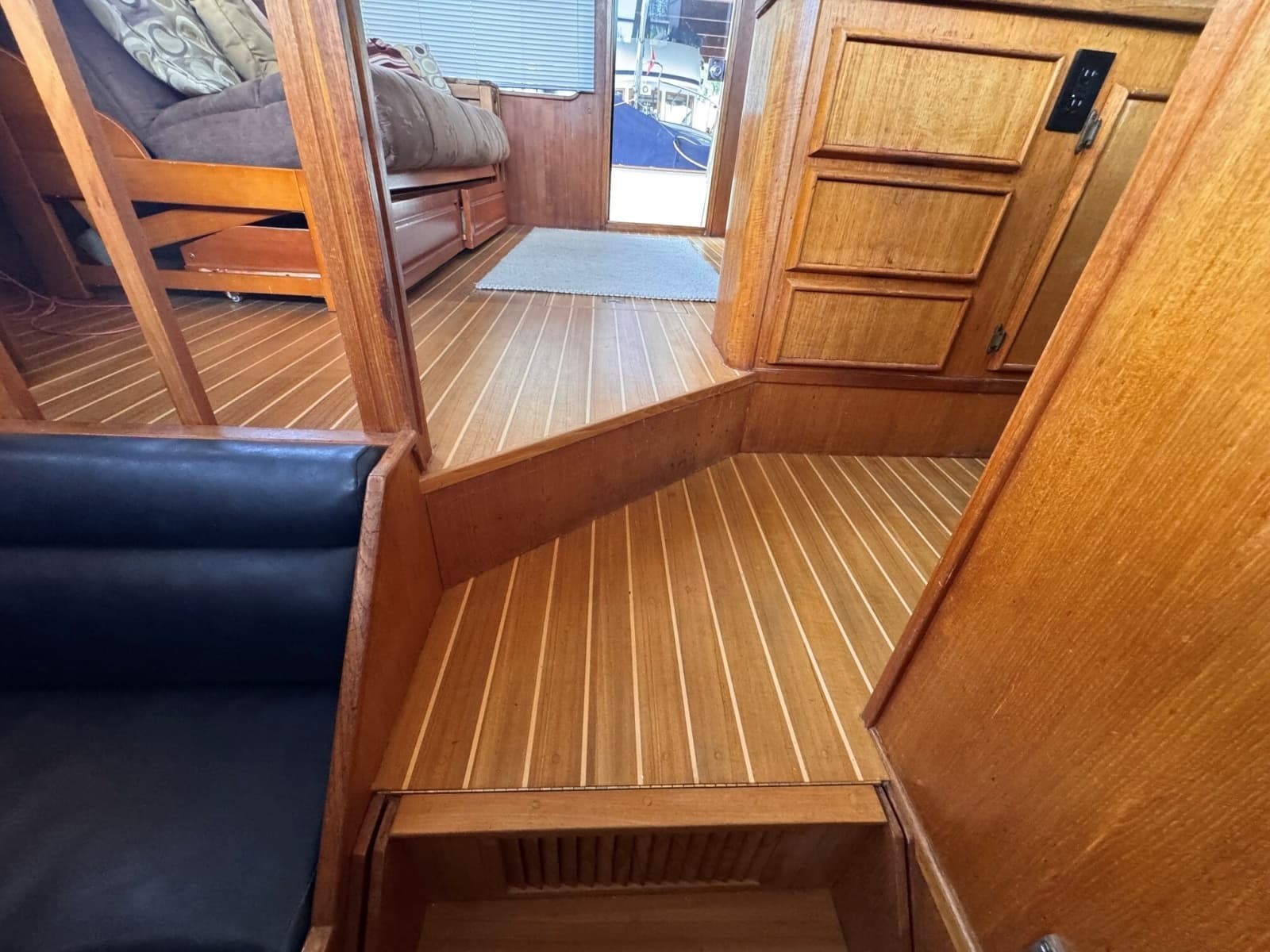 1987 Chris-Craft 44 Sedan - Photo 7