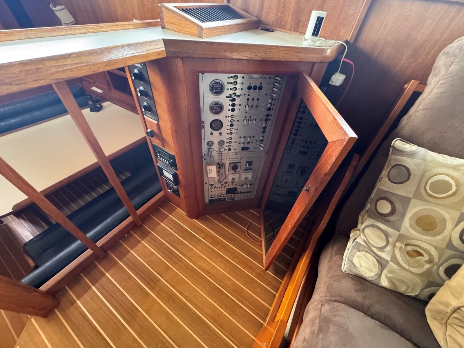 1987 Chris-Craft 44 Sedan - Photo 20