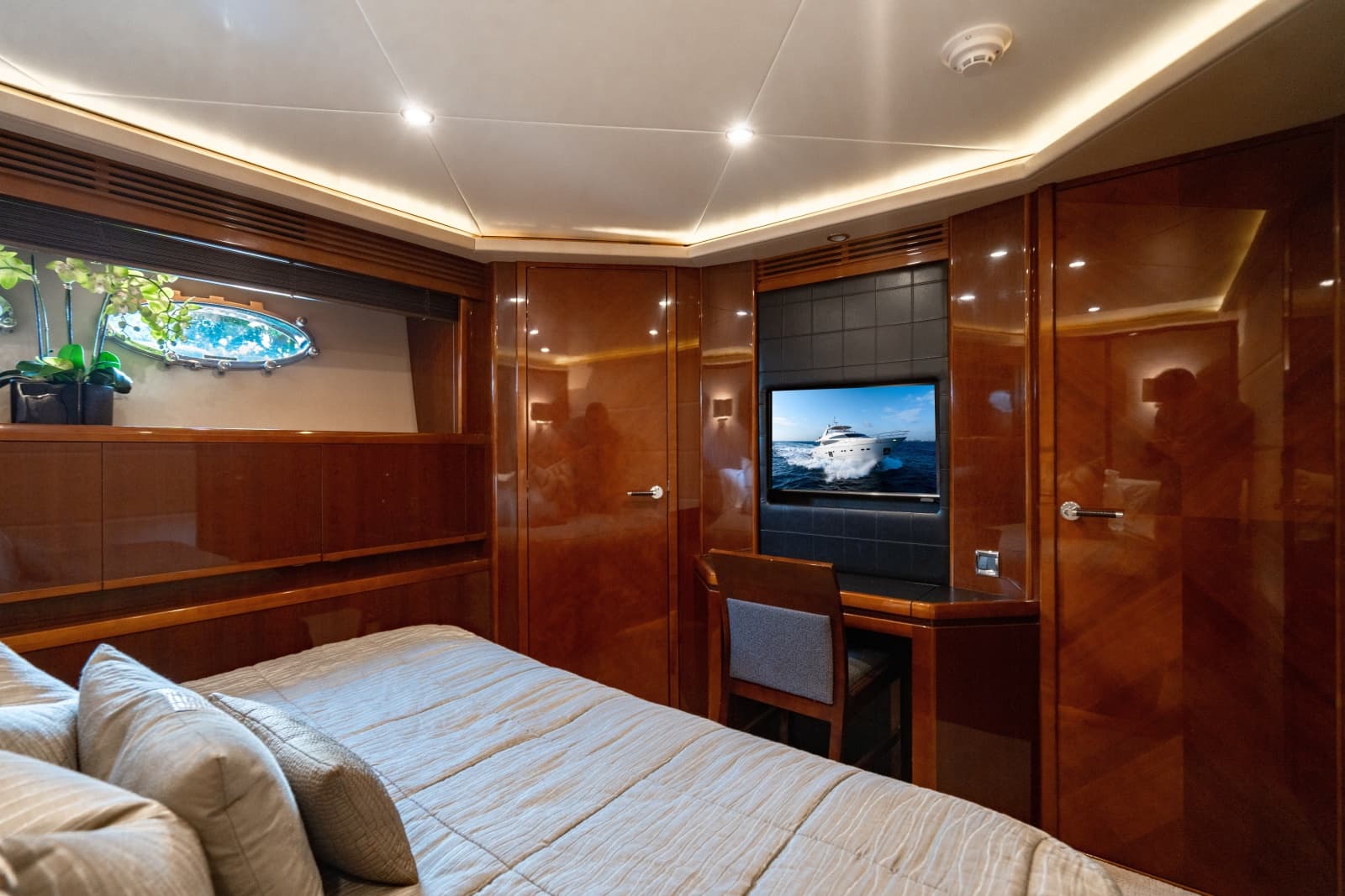2010 Princess 95 M/Y - Photo 7