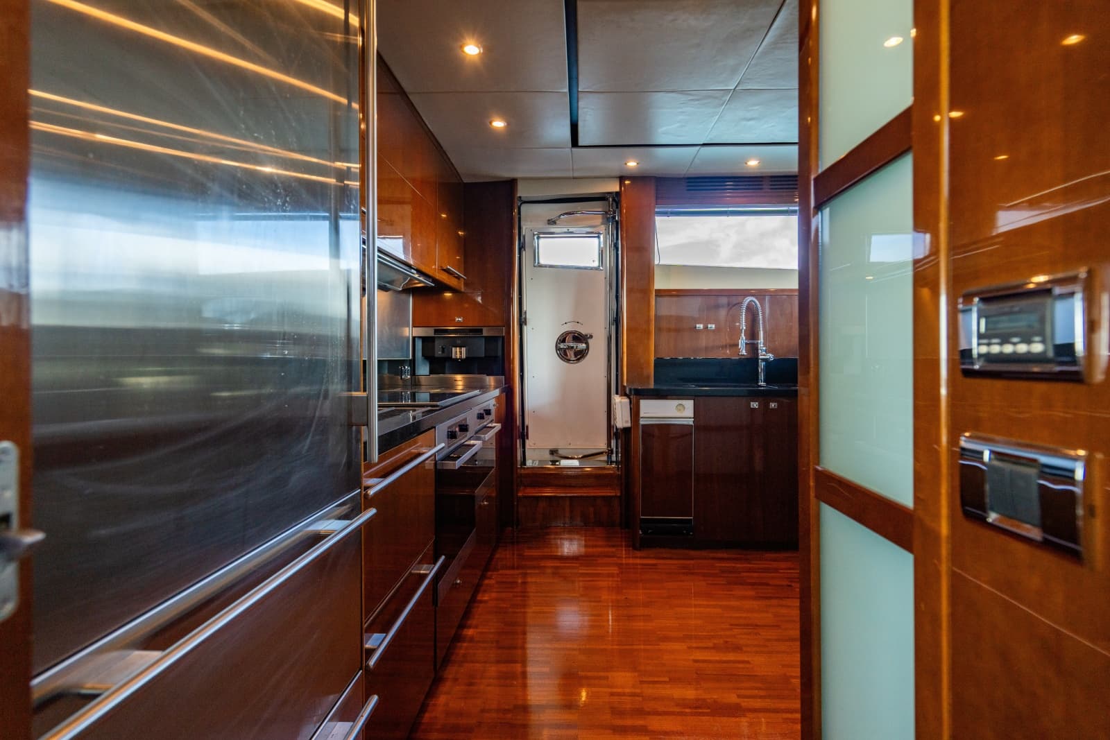 2010 Princess 95 M/Y - Photo 34