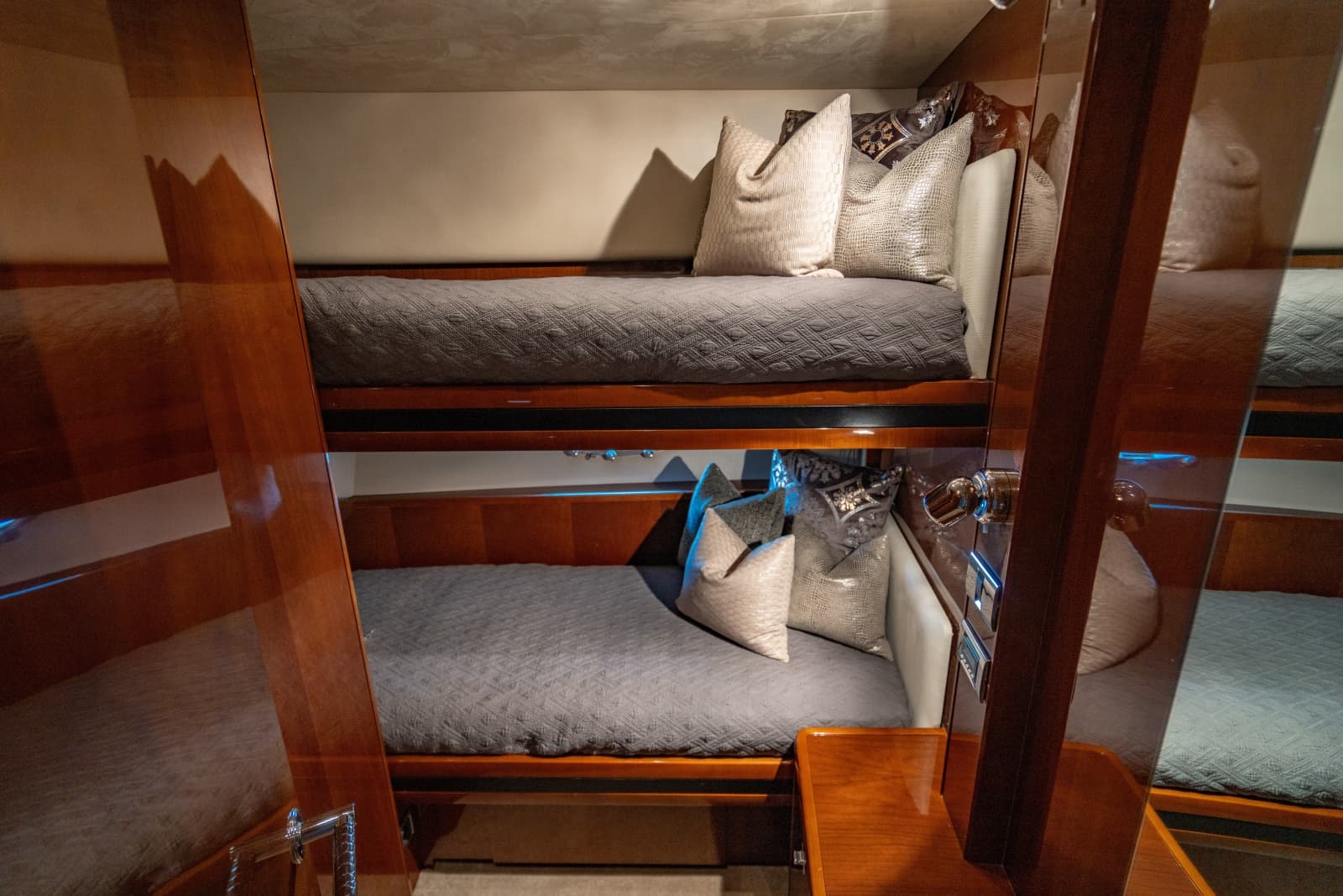 2010 Princess 95 M/Y - Photo 9