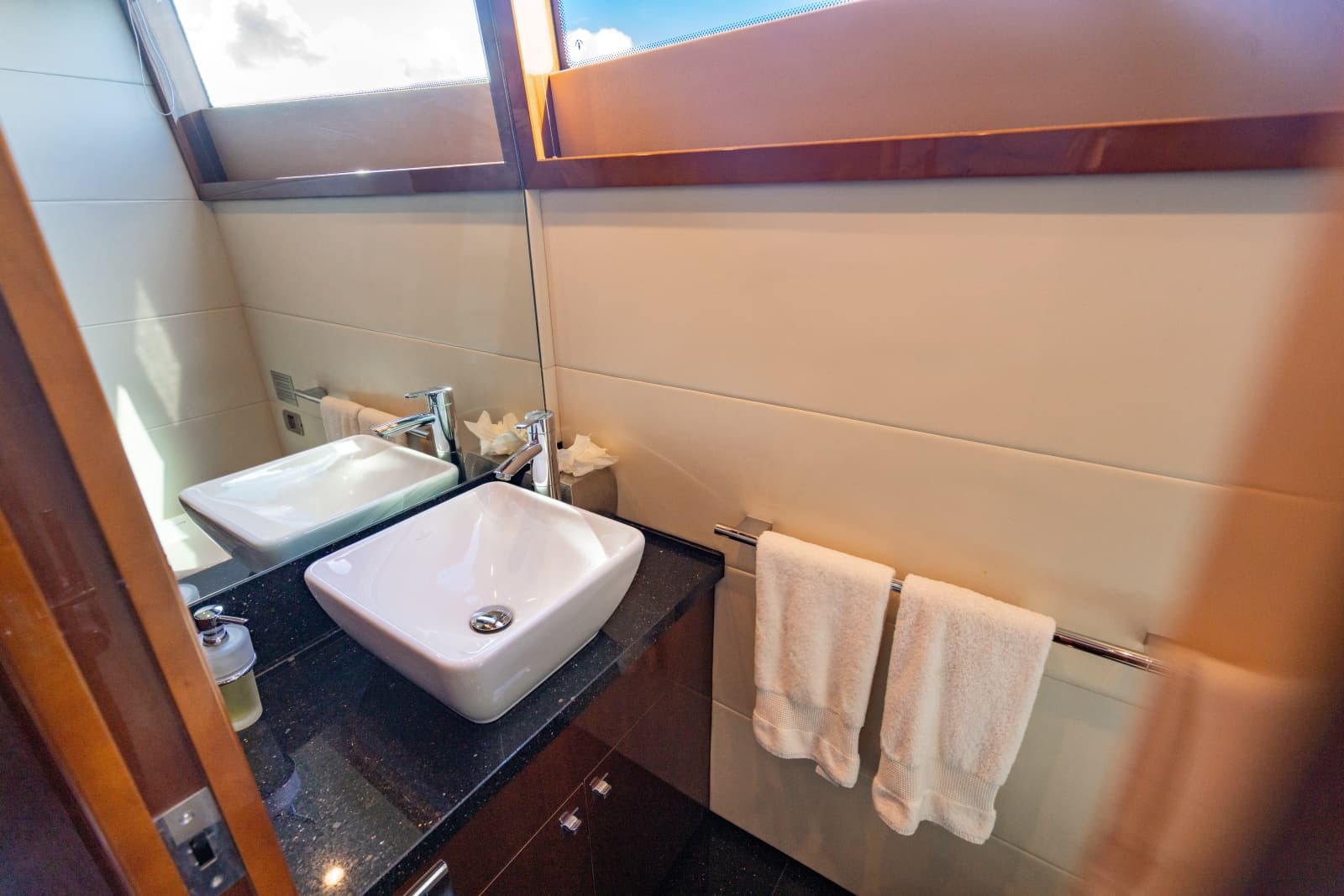 2010 Princess 95 M/Y - Photo 37
