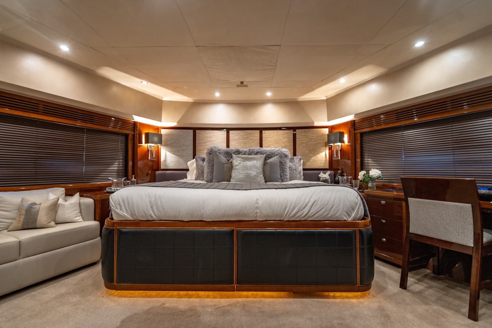 2010 Princess 95 M/Y - Photo 10