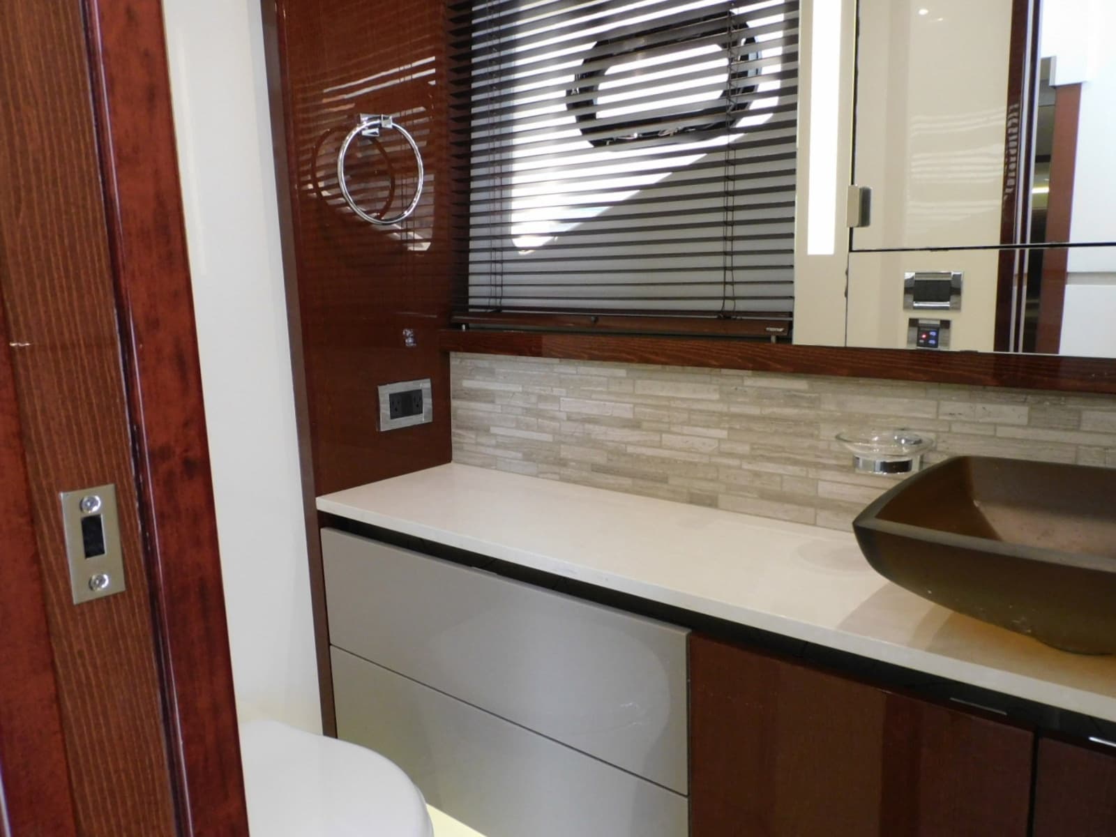 2019 Sea Ray 550L - Photo 37