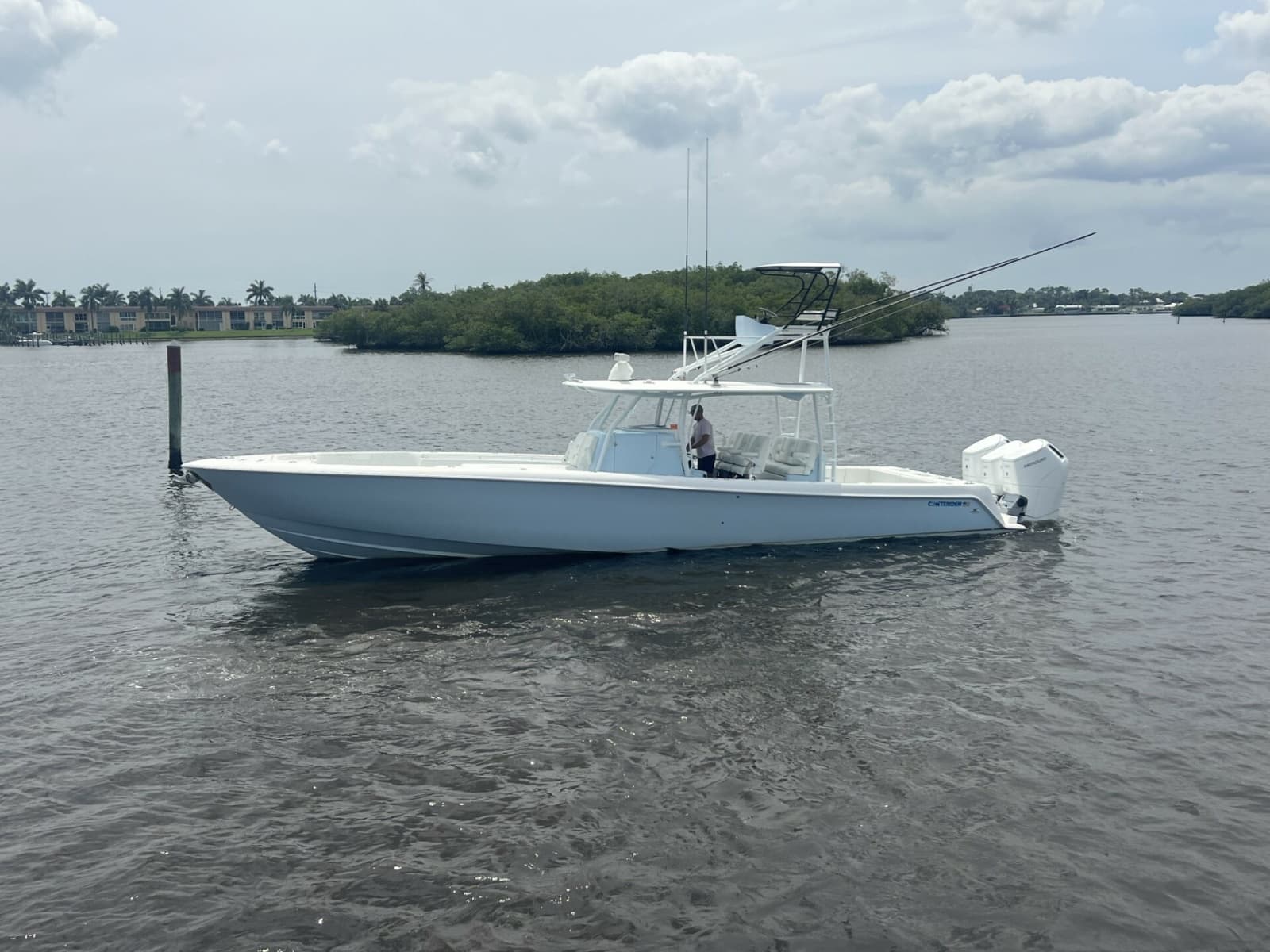 2023 Contender Center Console - Photo 2