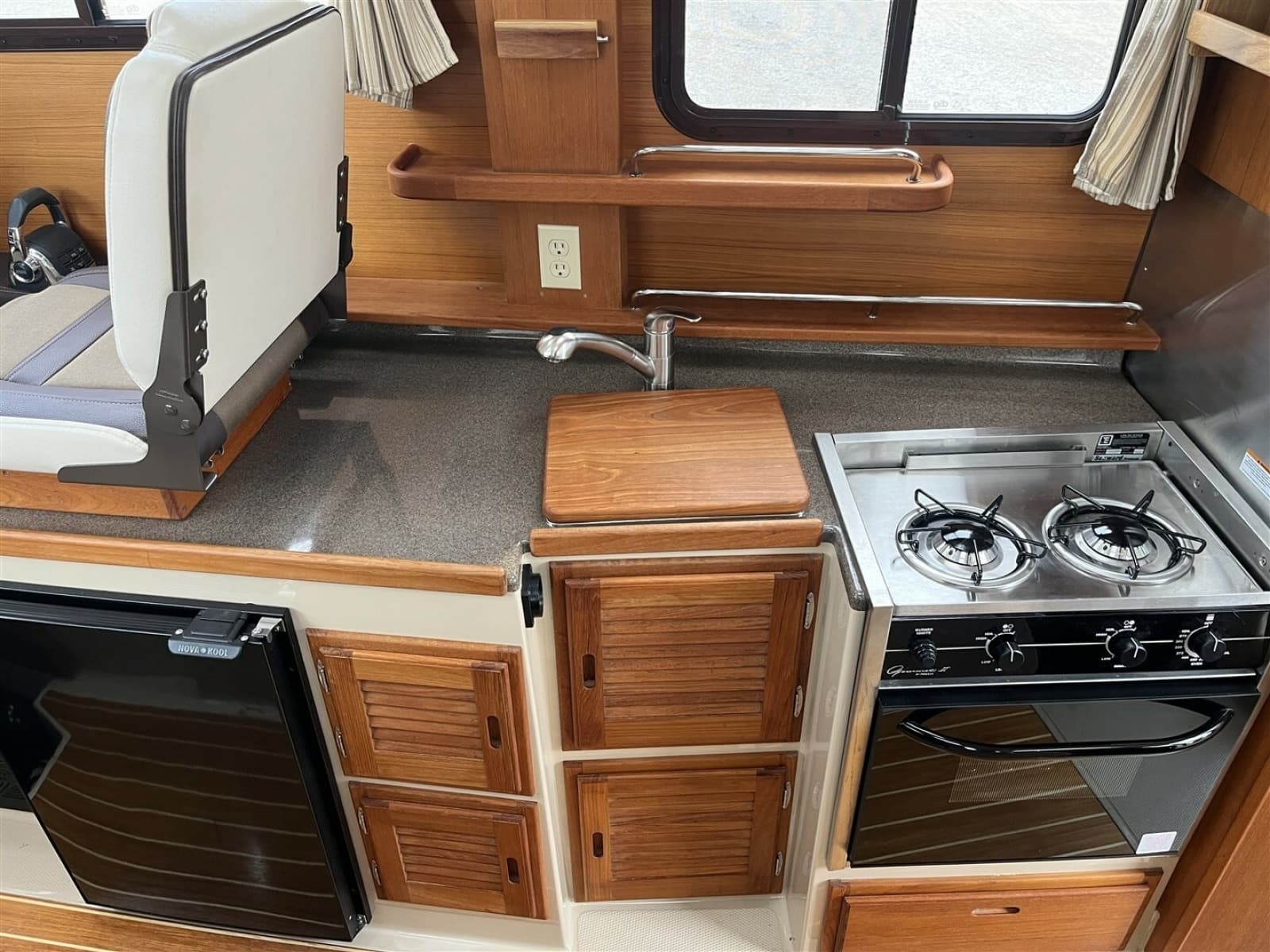 2015 Ranger Tugs R-27 - Photo 14
