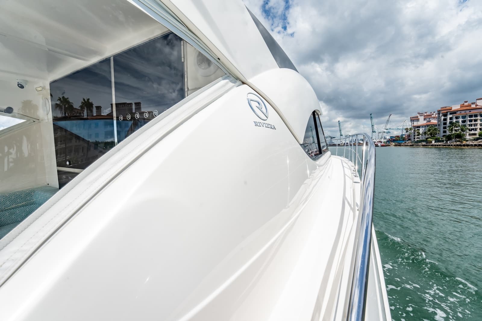 2016 Riviera 5000 Sport Yacht - Photo 32