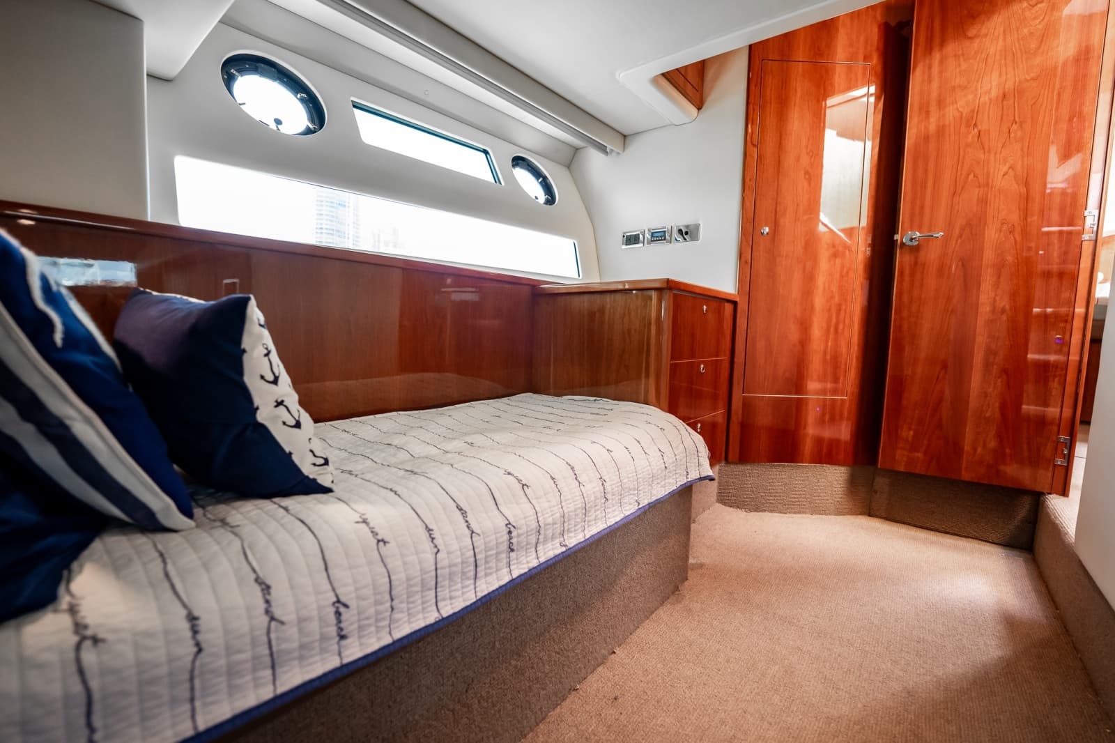 2016 Riviera 5000 Sport Yacht - Photo 64