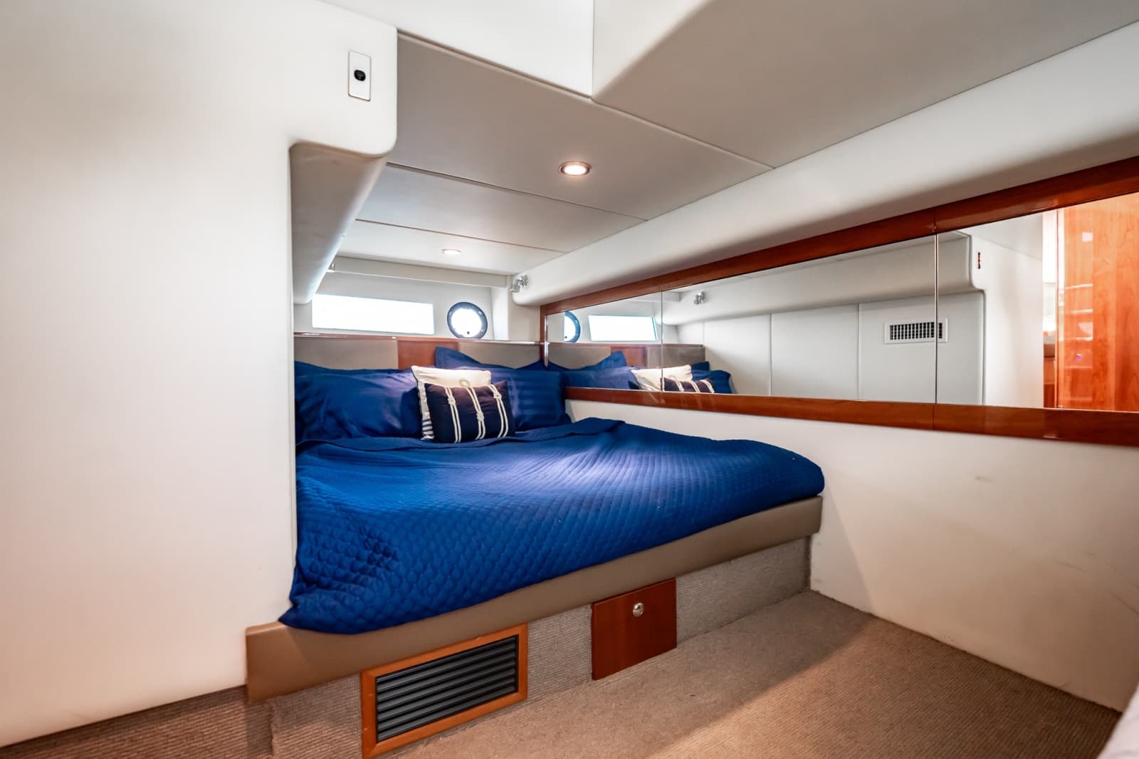2016 Riviera 5000 Sport Yacht - Photo 81