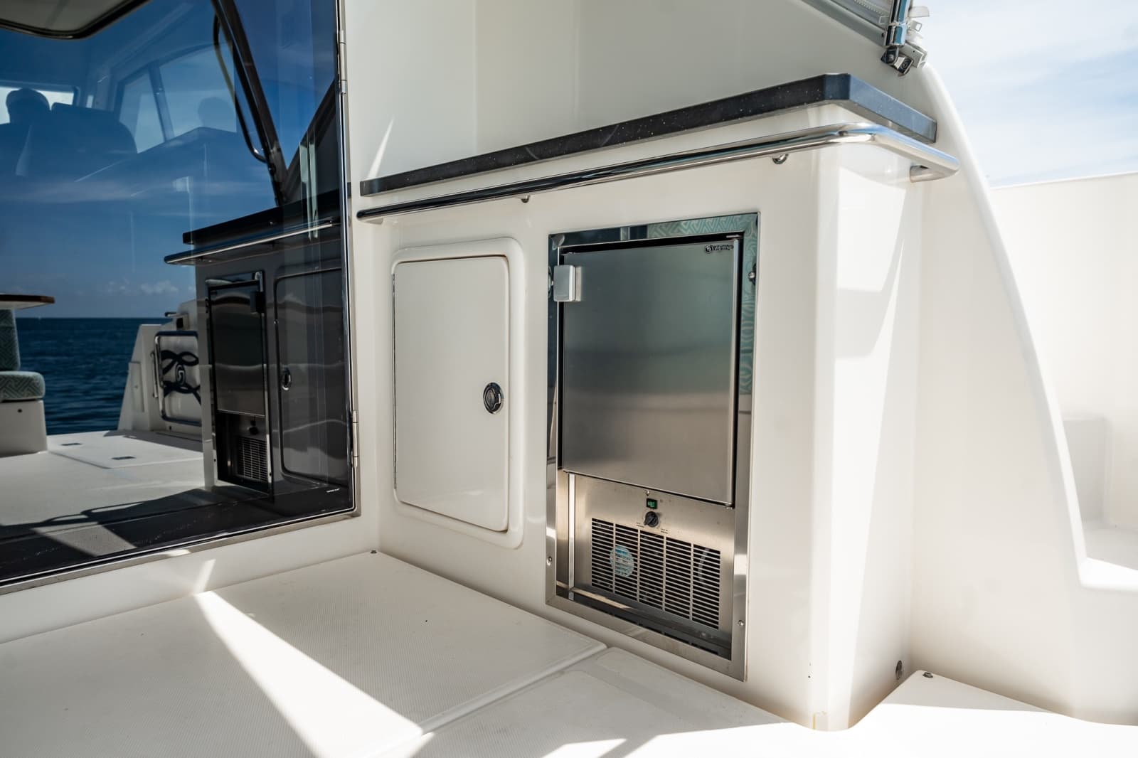 2016 Riviera 5000 Sport Yacht - Photo 38