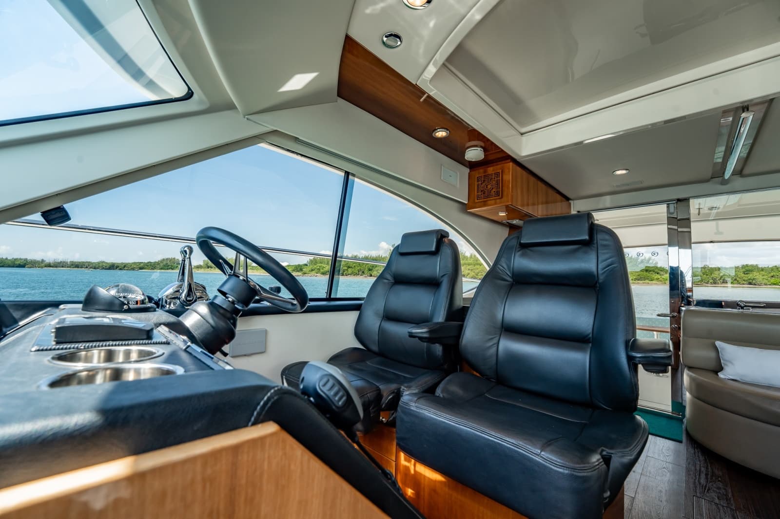 2016 Riviera 5000 Sport Yacht - Photo 60