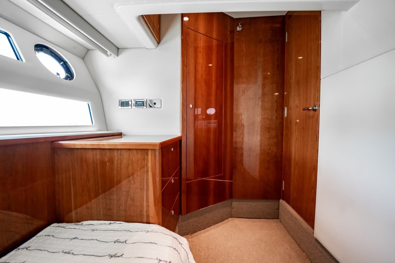 2016 Riviera 5000 Sport Yacht - Photo 65