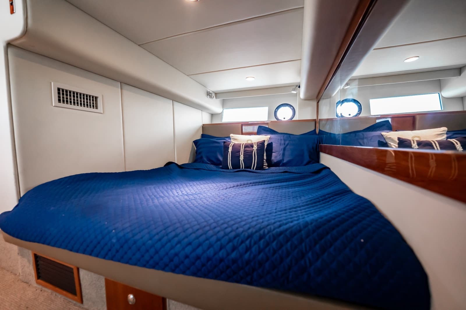 2016 Riviera 5000 Sport Yacht - Photo 82