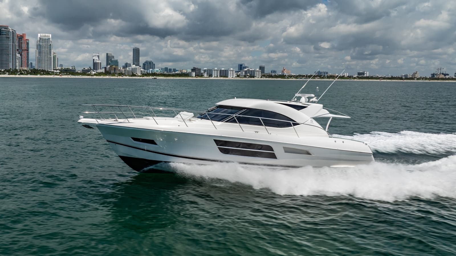 2016 Riviera 5000 Sport Yacht - Photo 3