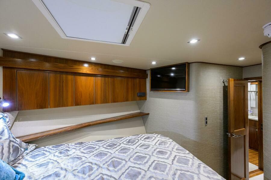 2019 Viking 80 Convertible - Photo 17