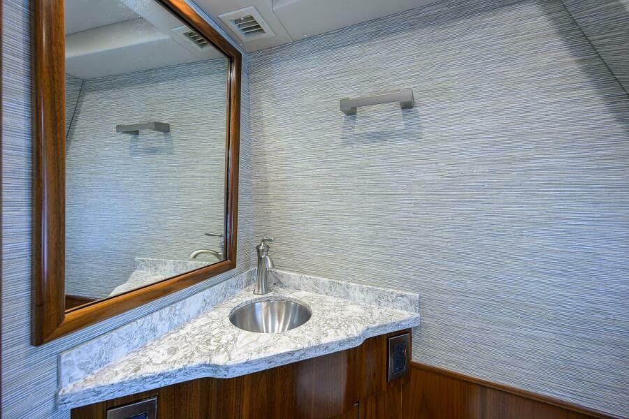 2019 Viking 80 Convertible - Photo 24