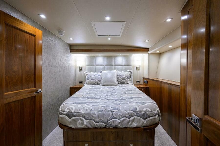 2019 Viking 80 Convertible - Photo 25