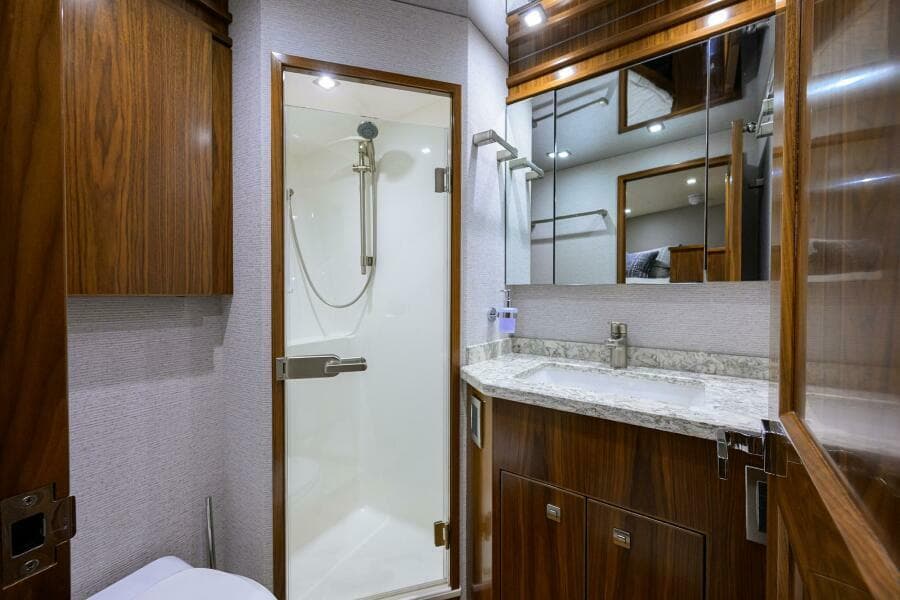 2019 Viking 80 Convertible - Photo 22