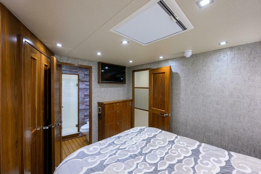 2019 Viking 80 Convertible - Photo 27