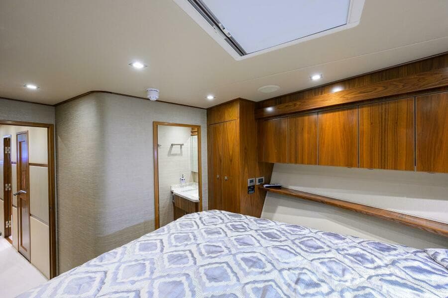 2019 Viking 80 Convertible - Photo 18
